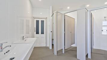 Shower, free toiletries, towels
