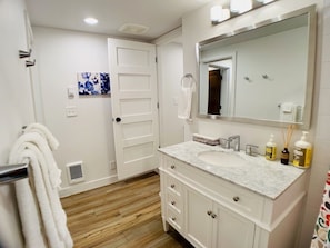 Apartamento ejecutivo | Baño | Ducha y bañera combinadas y toallas