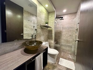 Douche, serviettes fournies, savon, papier toilette