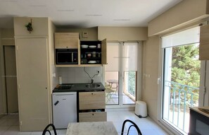 Kühlschrank, Toaster, Kochgeschirr/Geschirr/Besteck