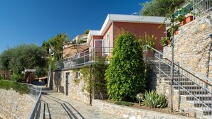 Una scala in pietra che conduce a un edificio con un balcone.