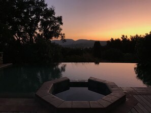 Alberca al aire libre y alberca infinita