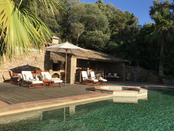 Außenpool, Infinity-Pool