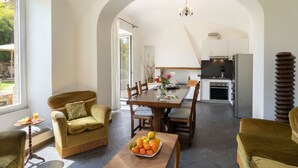 A modern living room with a dining area, a kitchen, and a view of the outdoors. - Nice apartment for 10 people with WIFI, TV, terrace, pets allowed and panoramic view (Dolcedo)
