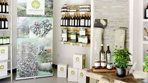En vinbutik med hyllor fulla av vinflaskor, ett utbud av vinlådor och en rustik stenmur.