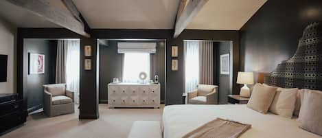 King Suite | Premium bedding, down comforters, pillowtop beds, minibar