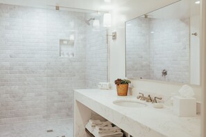 Shower, hair dryer, bathrobes, slippers - The Winston Solvang (Solvang)