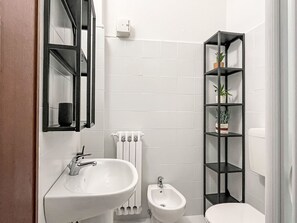Bathroom - Cosy apartment for 4 people with WIFI, pool, patio, pets allowed and panoramic view (Lecchiore)