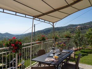 Outdoor dining - Nice apartment for 4 guests with WIFI, pool, TV and patio (Dolcedo)