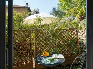 Outdoor dining - Beautiful apartment in villa for 4 guests with patio and pets allowed (Bellissimi)
