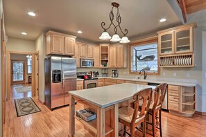 Fridge, microwave, stovetop, dishwasher - Sand Volleyball & Deck: Munds Park Getaway! (Munds Park)