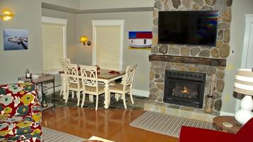 TV connectée, cheminée, livres