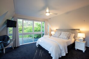 3 bedrooms, in-room safe, iron/ironing board, free WiFi