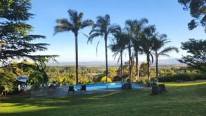 Zona de piscina con vistas a un paisaje montañoso.