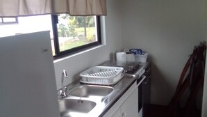 Habitación (Tiny Home) | Cocina privada | Refrigerador con congelador, microondas y parrilla de estufa