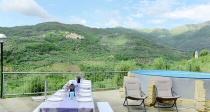 Joli appartement pour 24 personnes avec piscine privée, TV, patio, animaux admis et vue panoramique