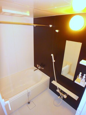 Zimmer (Suite, 2 Double Beds, up to 4 Guests) | Badezimmer