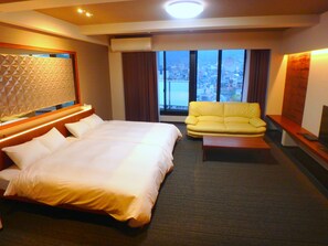 Zimmer (Suite, 2 Double Beds, up to 4 Guests)