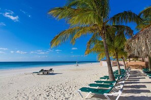 Am Strand, Liegestühle, Strandtücher