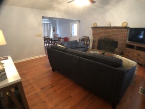 Una Smart TV, una chimenea, un reproductor de DVD