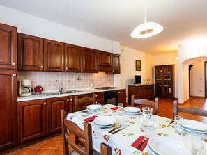 فرن، محمصة خبز، كرسي للأطفال، مائدة طعام