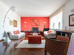 TV, fireplace - Cosy apartment in villa with WIFI, pool, TV, patio, pets allowed and panoramic view (Monade Santa Lucia)