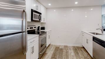 Frigorífic, microones, forn i placa de cuina