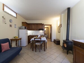 Interior - Lovely apartment for 4 guests with WIFI, TV, patio, pets allowed and panoramic view (Vendone)
