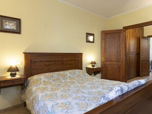 1 bedroom, travel cot, free WiFi, bed sheets