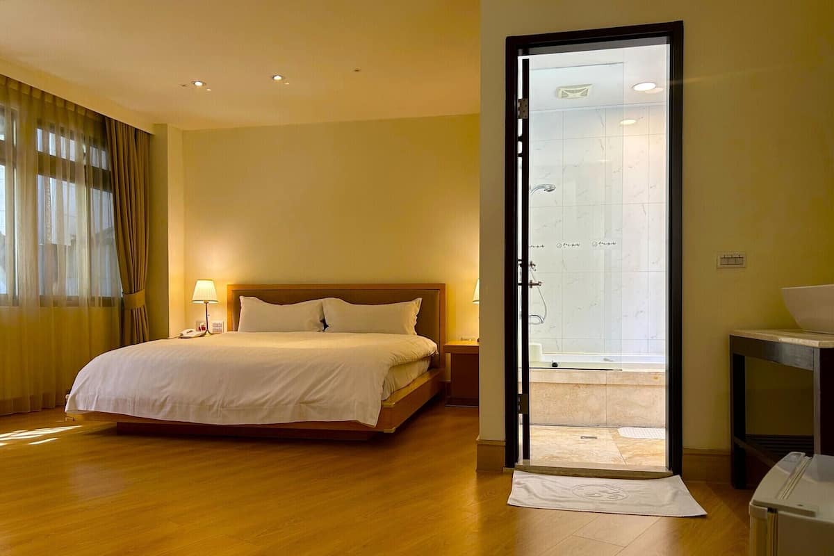 Habitación básica doble (706) | Edredones de plumas, cortinas opacas, wifi gratis y ropa de cama