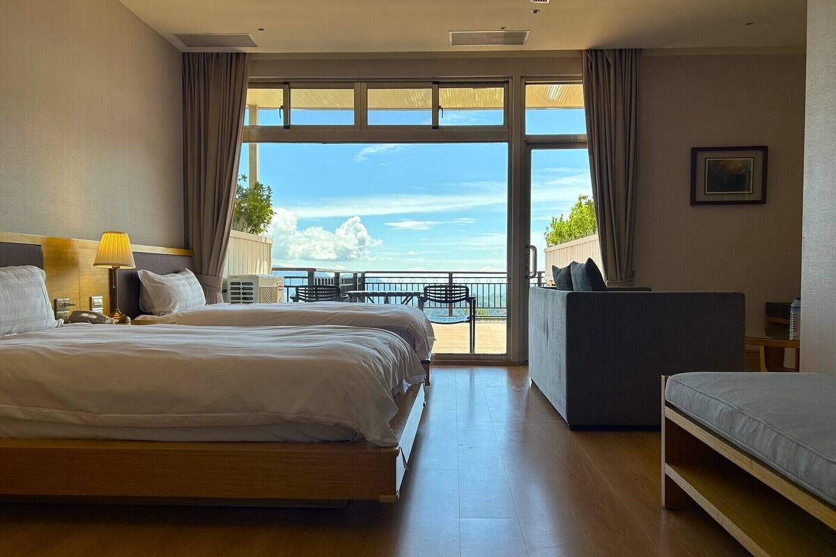 panoramic double room (605) | down duvets, blackout curtains, free wifi, bed sheets