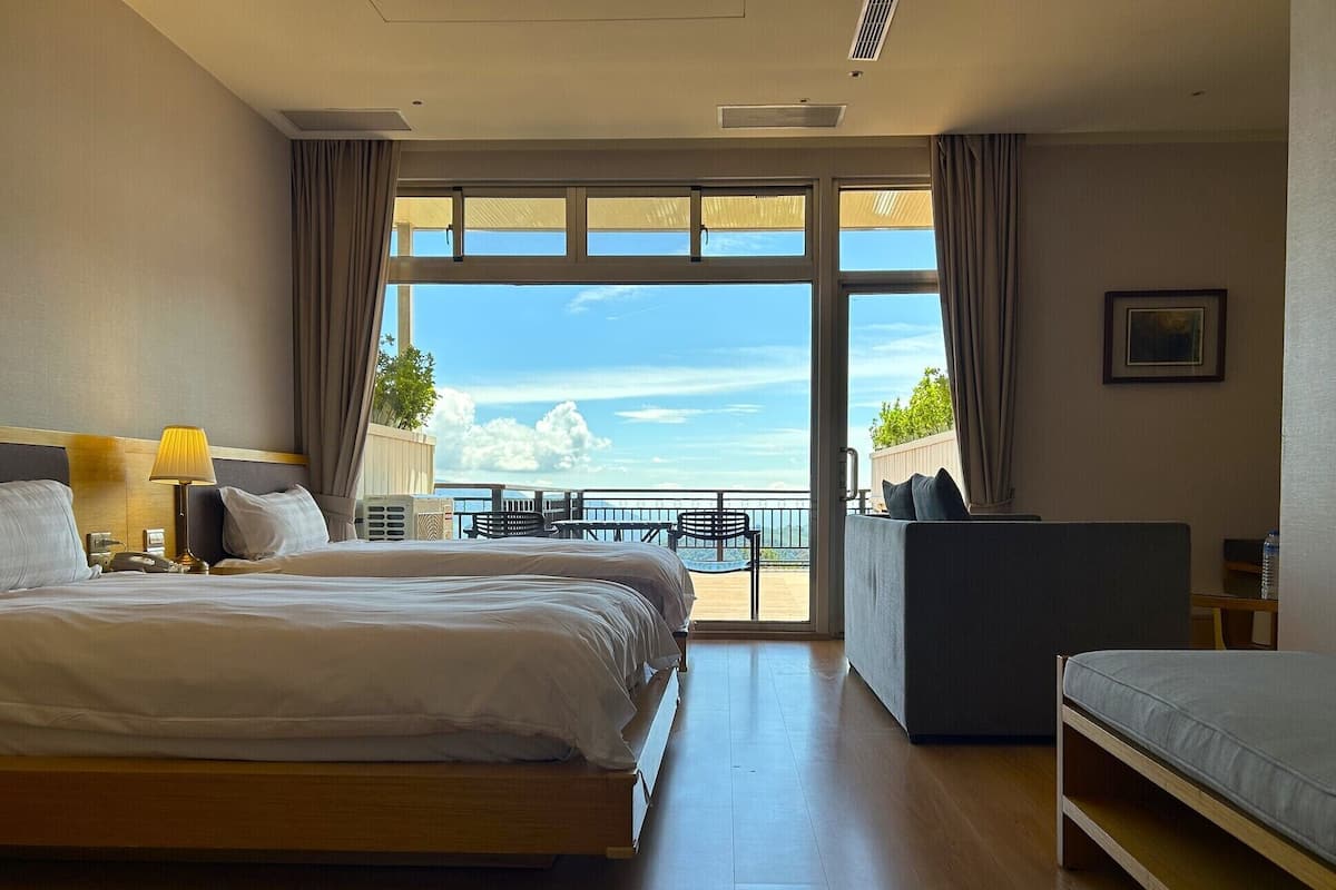 Habitación panorámica doble (605) | Edredones de plumas, cortinas opacas, wifi gratis y ropa de cama