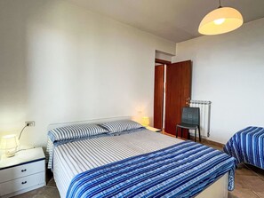 1 bedroom, travel crib, WiFi (free)