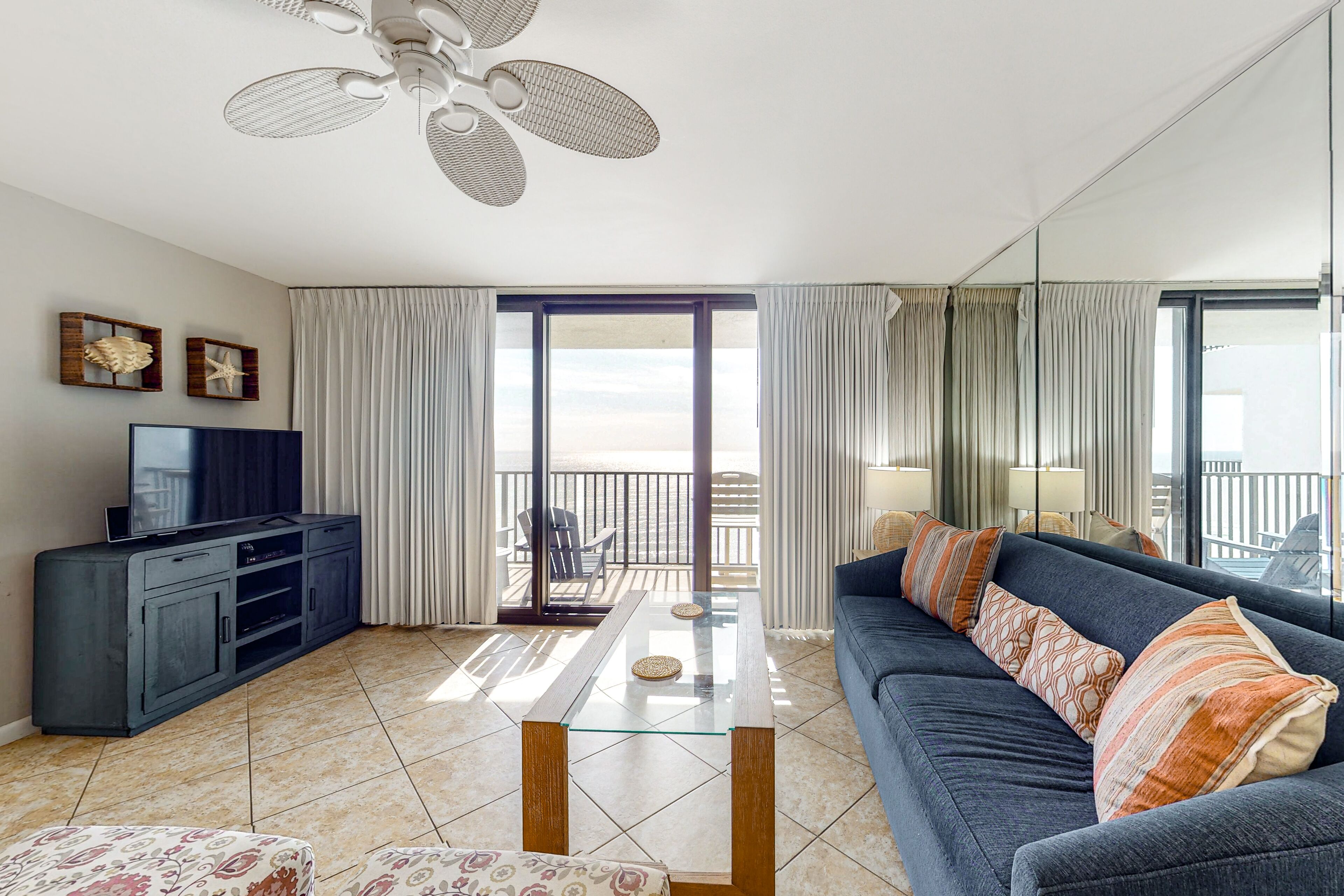Airy Gulf-facing abode with pool & 10th-floor balcony - dining & shopping nearby