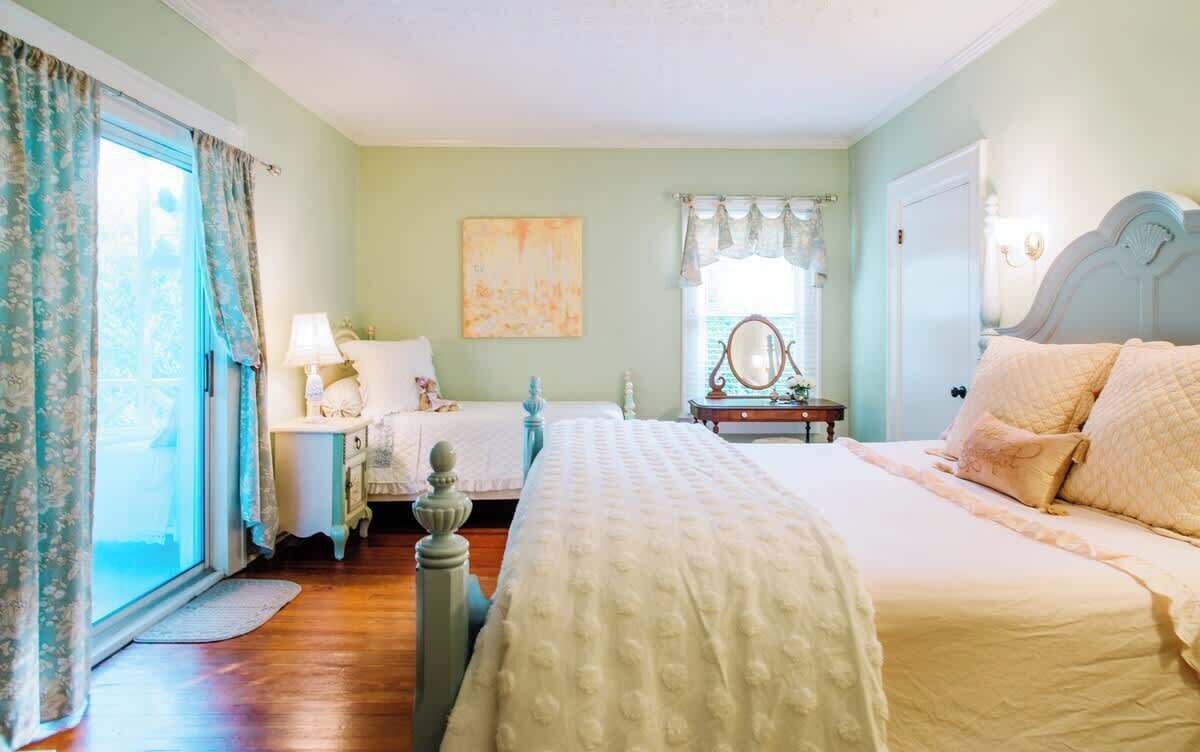 3 عدّة غرف نوم وخزنة داخل الغرفة ومكتب ومكواة/لوح كي