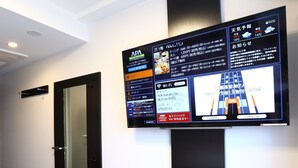 A digital display in a hotel lobby with information about local attractions, weather, and news. - APA Hotel Omori Ekimae (Tokyo)