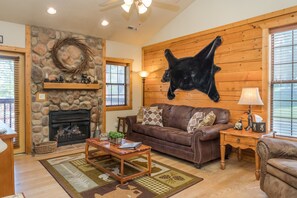 Flachbildfernseher, Kamin, DVD-Player, Bücher