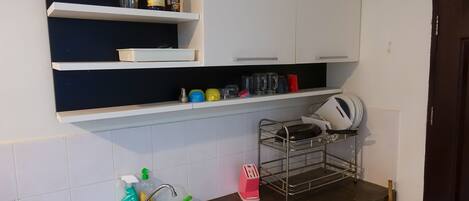 ثلاجة، ميكروويف، موقد طهي مسطح، ماكينة لصنع القهوة/الشاي