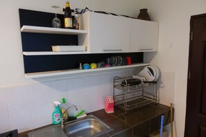 Kjøleskap, mikrobølgeovn, kokeplater og kaffetrakter/tekoker