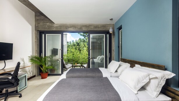 Double Room with Balcony | セーフティボックス (室内)、デスク、ノートパソコン用作業スペース、アイロン / アイロン台