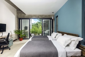 Double Room with Balcony | Tallelokero huoneessa, työpöytä