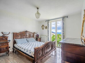 2 bedrooms, travel crib, free WiFi, bed sheets