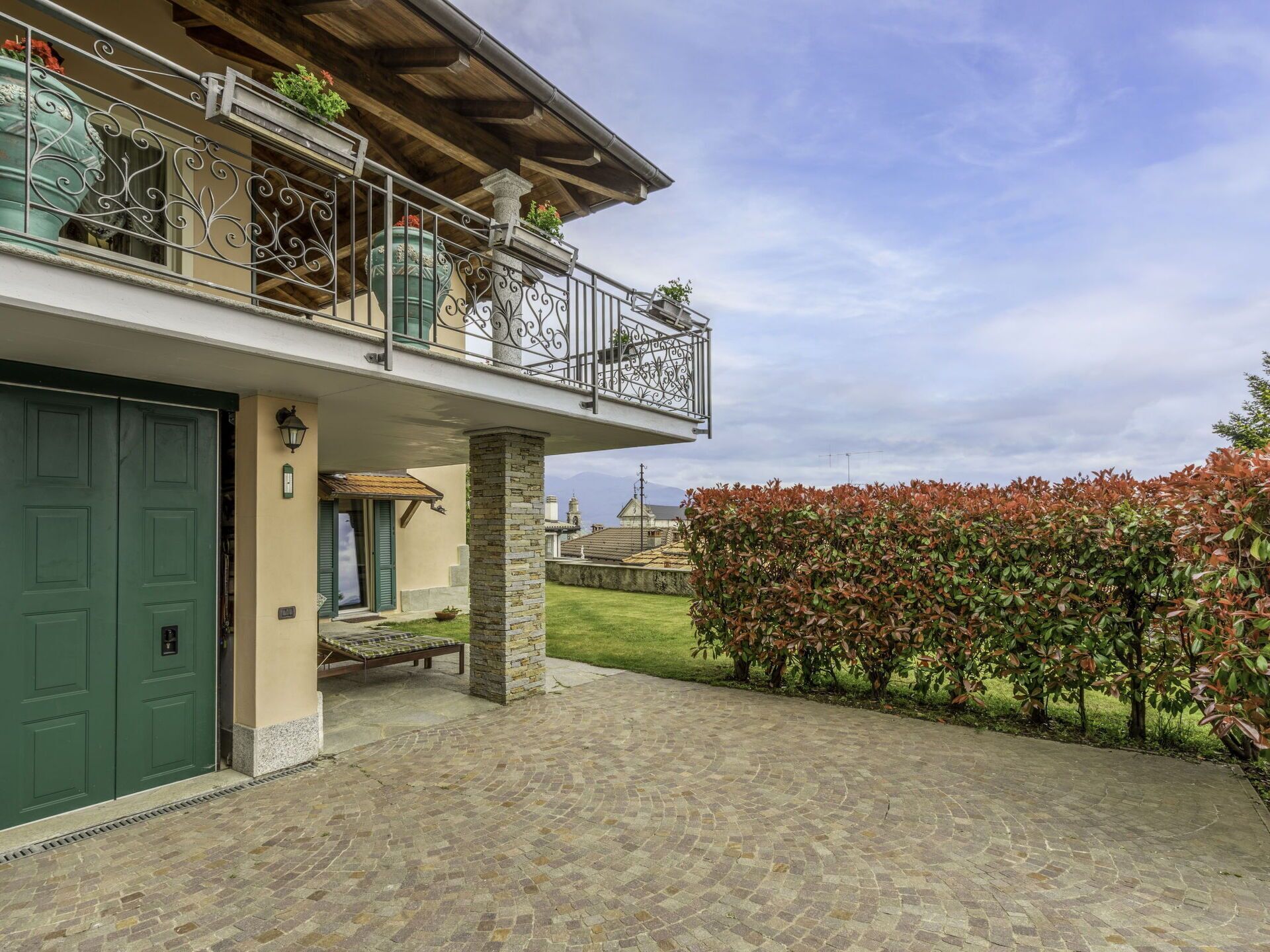 Himmel, Pflanze, Wolke, Eigentum, Gebäude, Tür, Grundstueck, Fenster, Holz, Haus