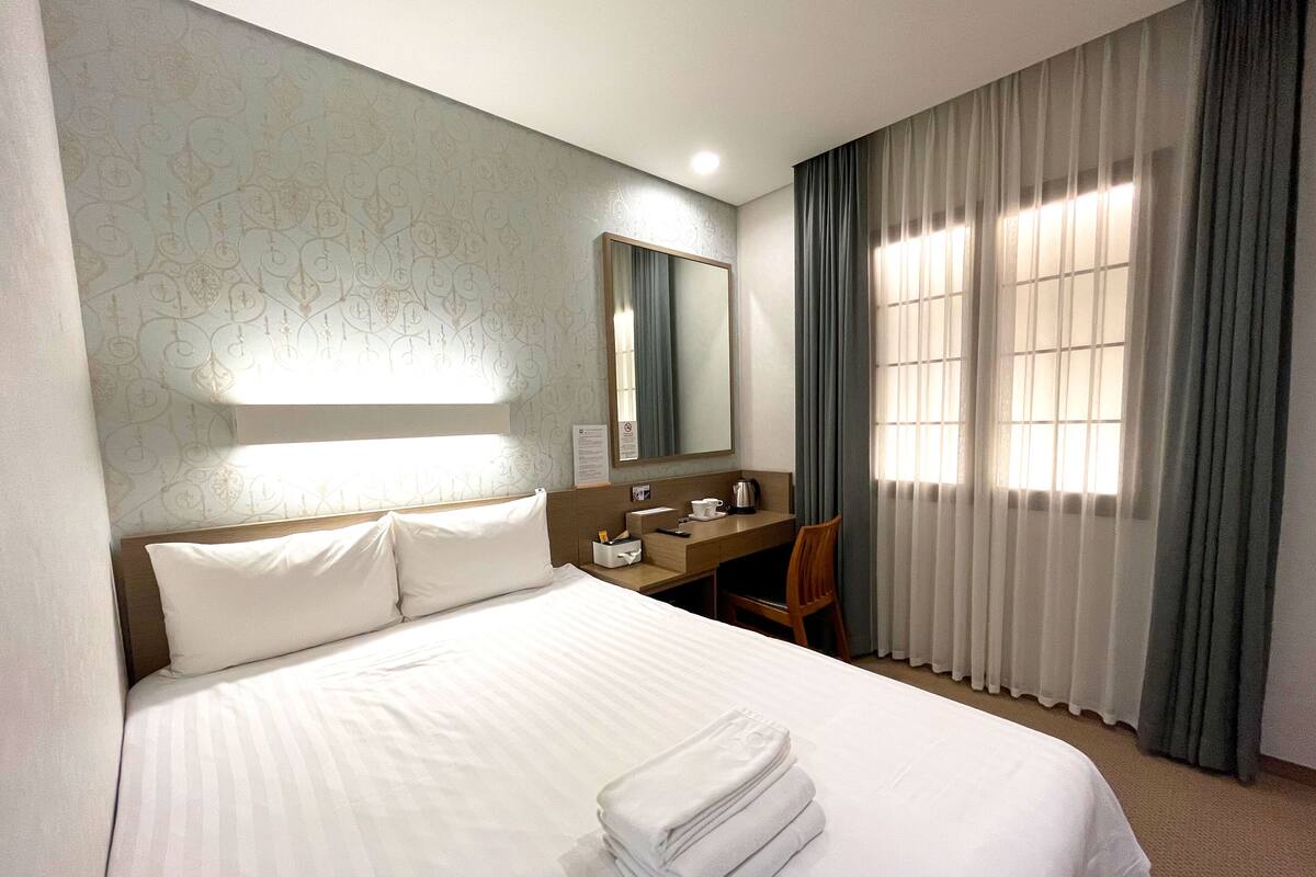 ห้องบิสซิเนสดับเบิล (No Window, No View) | โต๊ะทำงาน, ผ้าม่านกันแสง, ห้องเก็บเสียง, เตารีด/โต๊ะรีดผ้า