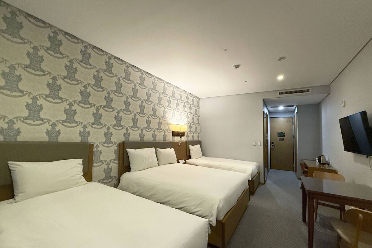 ห้องทริปเปิล, อ่างอาบน้ำ | โต๊ะทำงาน, ผ้าม่านกันแสง, ห้องเก็บเสียง, เตารีด/โต๊ะรีดผ้า