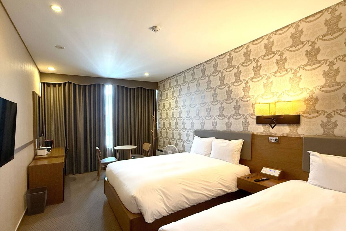 ห้องดีลักซ์ทวิน, อ่างอาบน้ำ | โต๊ะทำงาน, ผ้าม่านกันแสง, ห้องเก็บเสียง, เตารีด/โต๊ะรีดผ้า