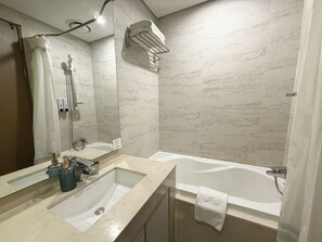 Superior-Doppelzimmer, Badewanne | Badezimmer | Haartrockner, Hausschuhe, Handtücher, Toilettenpapier
