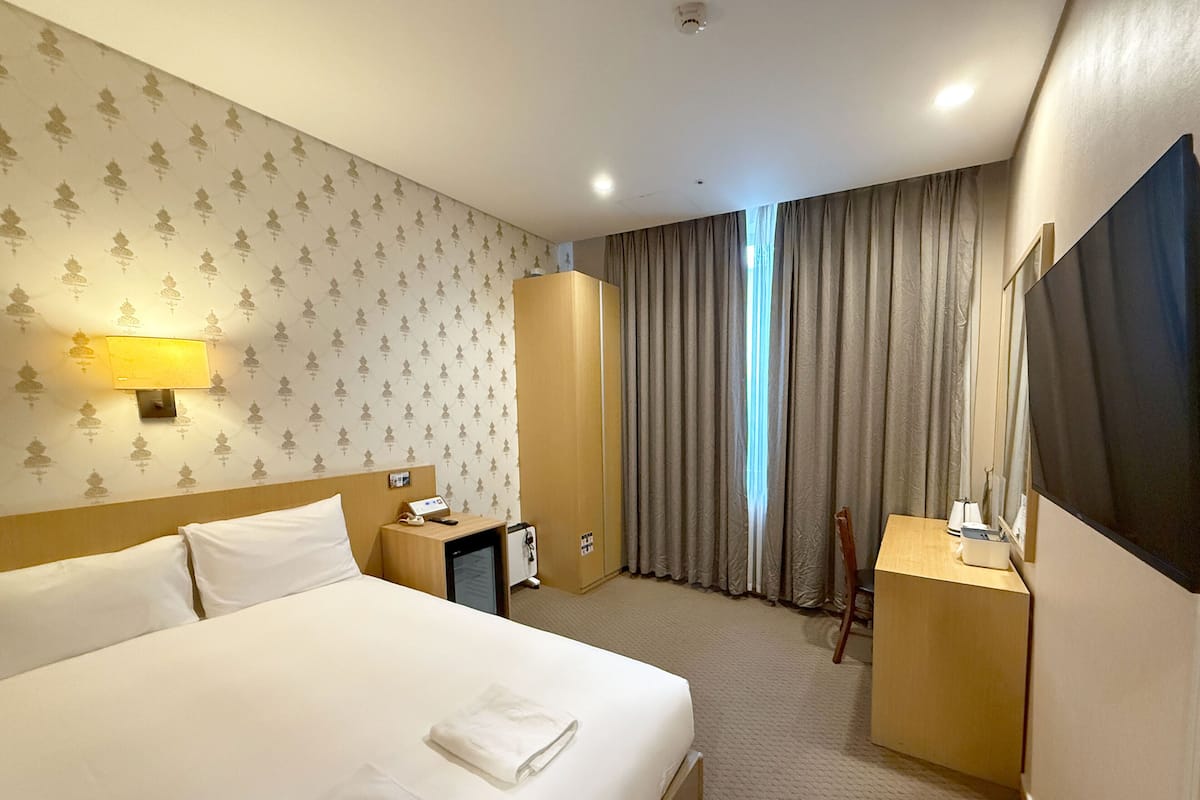 Standard Double Room, Bathtub