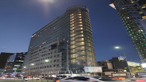 Un hotel moderno de gran altura con fachada curva y varios pisos.