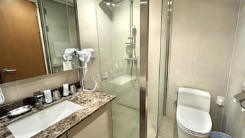 Family Room, Bathtub | Bathroom | Hair dryer, slippers, towels, toilet paper